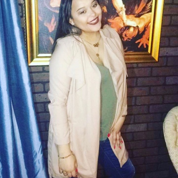 Beige overcoat - Picture 1 of 5